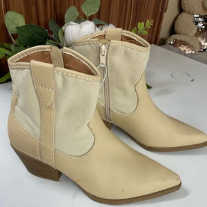 Universal tread boots size 8